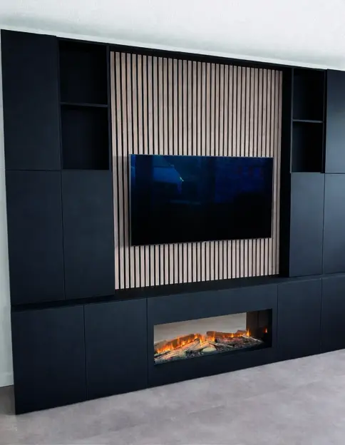 Een cinewall op maat met geïntegreerde sfeerhaard.