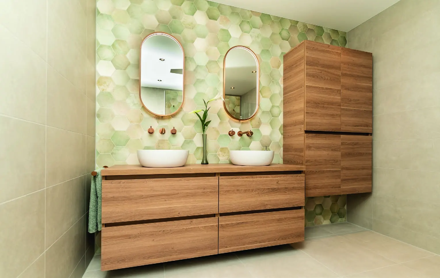 Binnenkijken in Kampen: een stijlvolle badkamer en toilet met warme materialen en slimme details