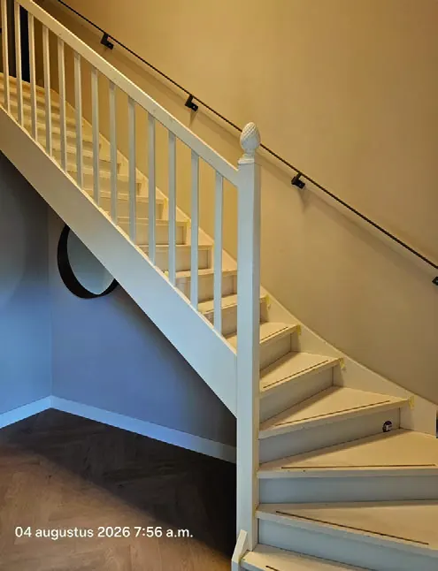 De trap vóór de renovatie.