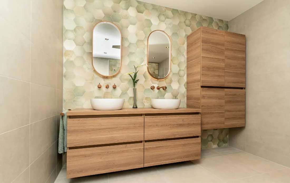 Binnenkijken: een stijlvolle badkamer en toilet met warme materialen en slimme details