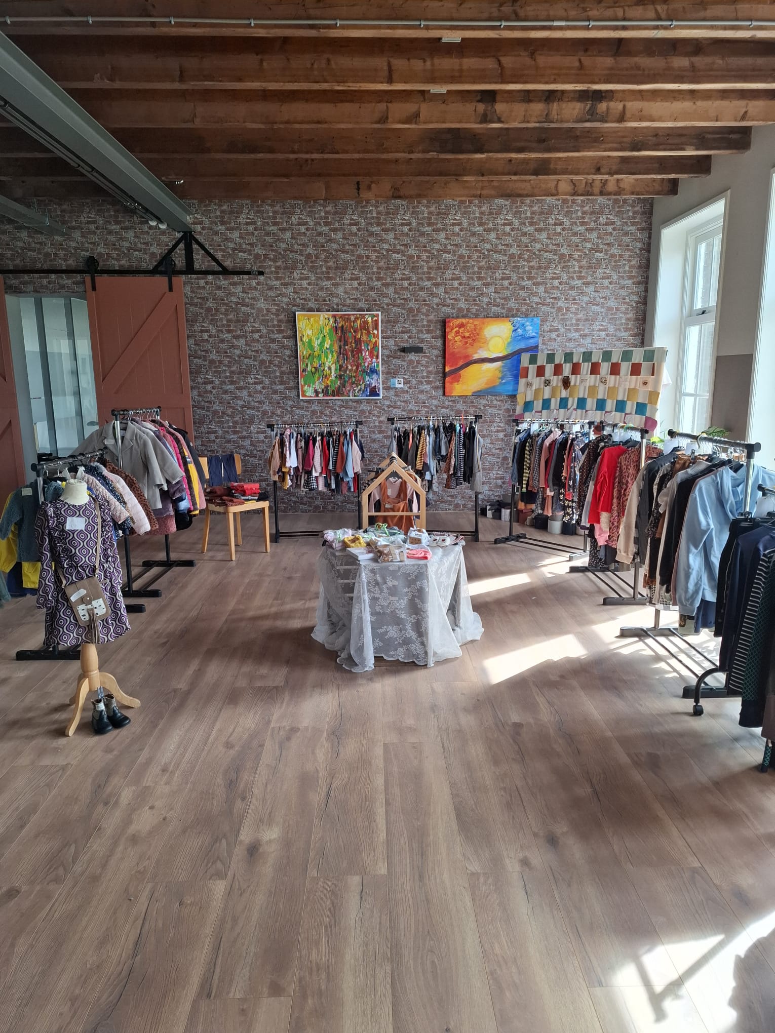 Tweedehands kledingverkoop en kleedjesmarkt